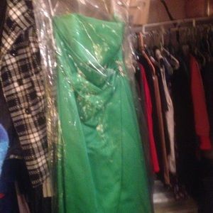 David's Bridal Emerald Green Prom Dress